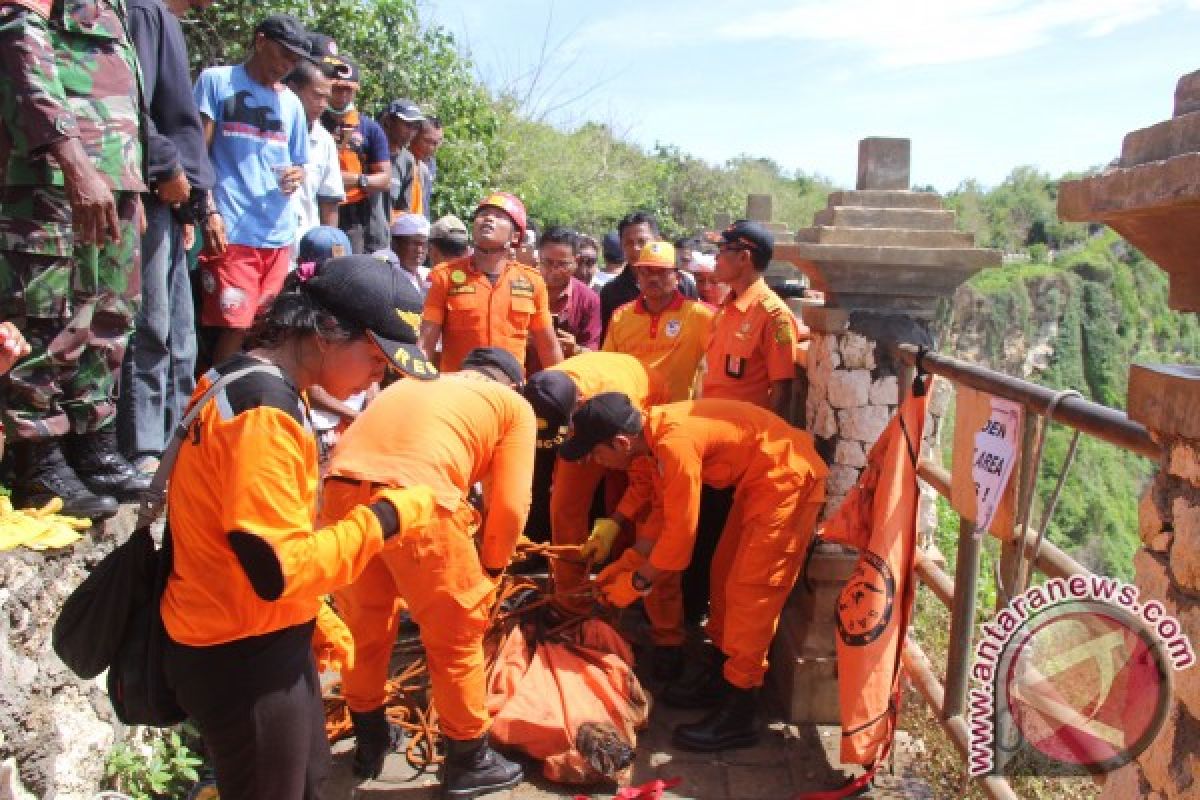 Tim SAR Denpasar Evakuasi Korban  di Tebing Uluwatu 