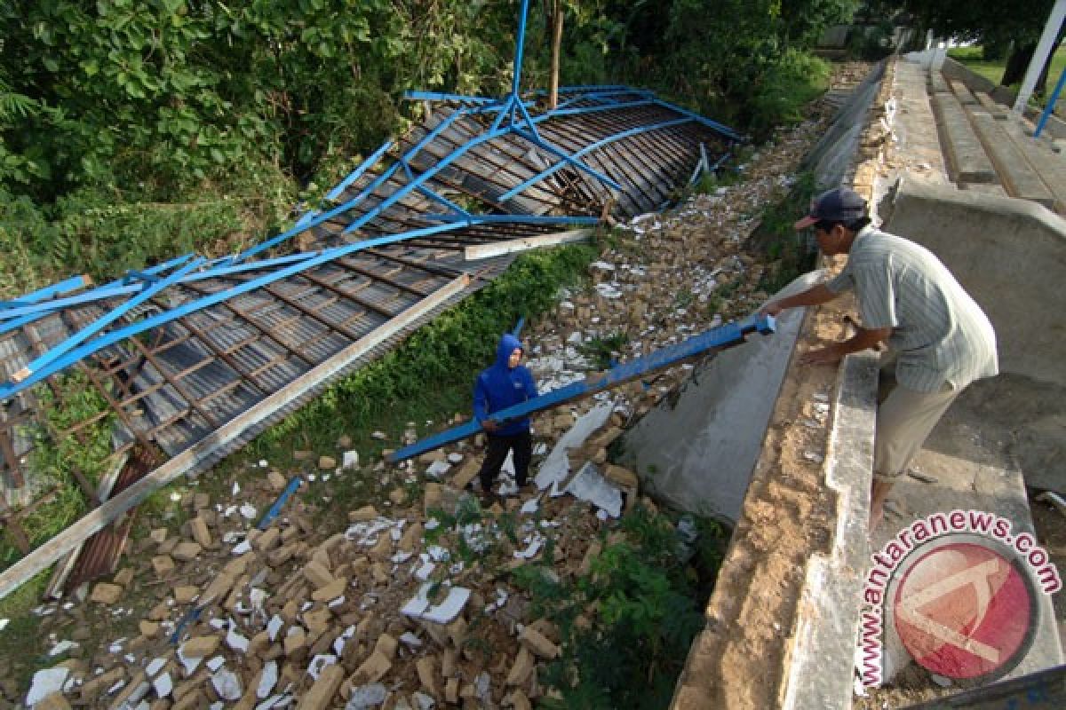 Rumah di Blitar rusak diterjang angin kencang