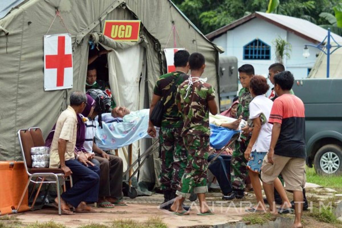 Prajurit Pasmar-1 Bantu Korban Banjir Bima