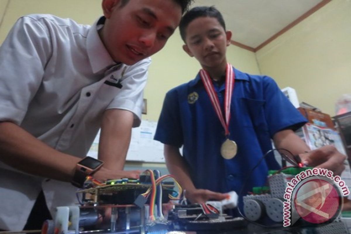 SMKN 2 juara kontes robot dengan biaya mandiri