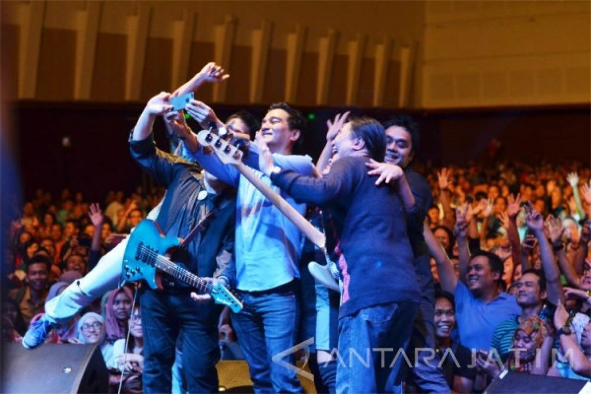 Krakatau Reunion Konser Nostalgia di Surabaya