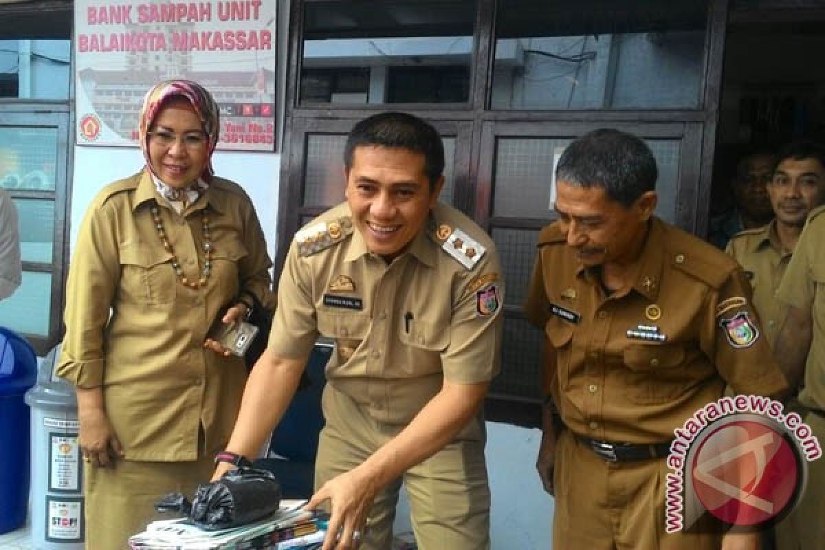 Wawali Makassar Timbang Sendiri Sampahnya 