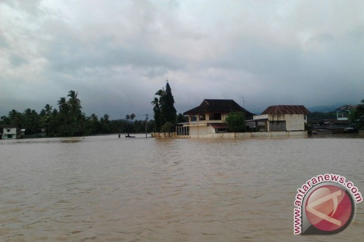 Sumbar Kirim Perahu Karet Tangani Banjir Solok