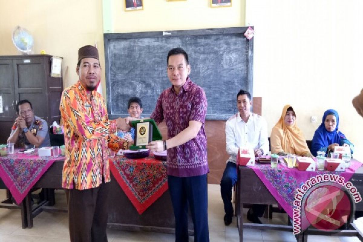 Siswa SD Dapat Beasiswa Indonesia Pintar 