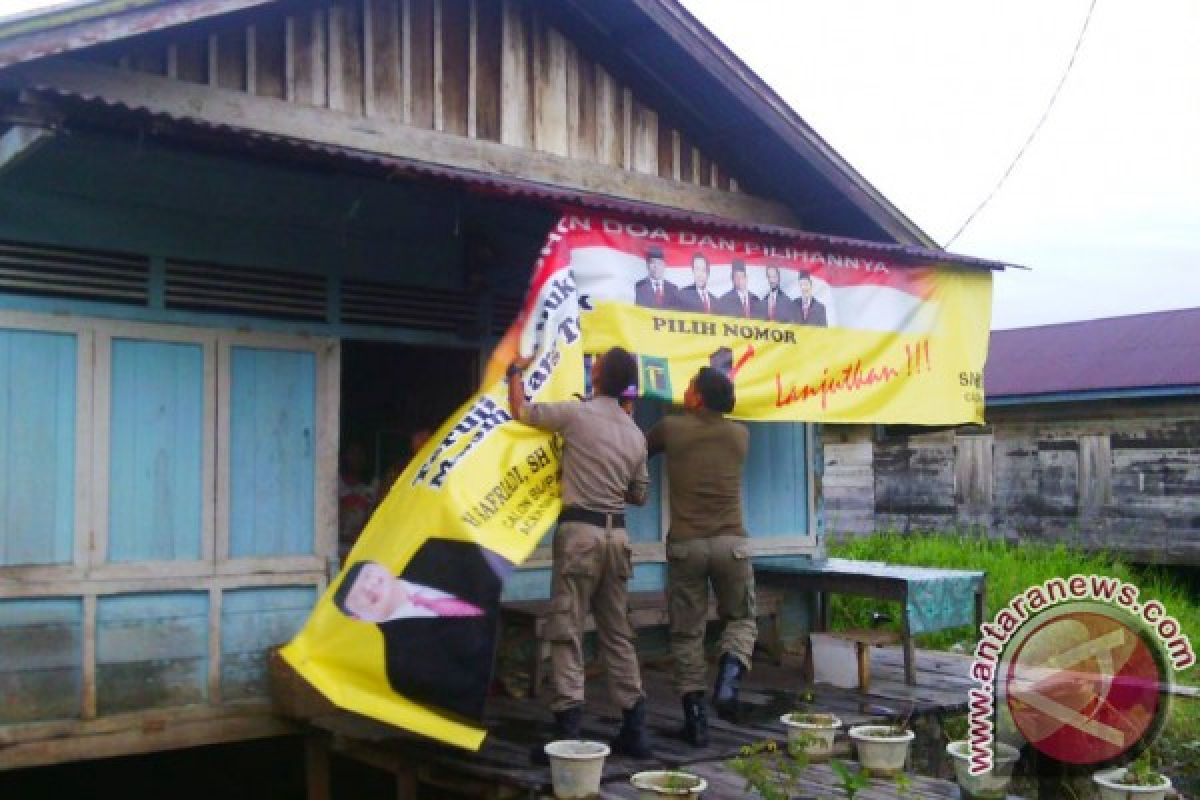 Satpol PP Singkil tertibkan APK langgar peraturan