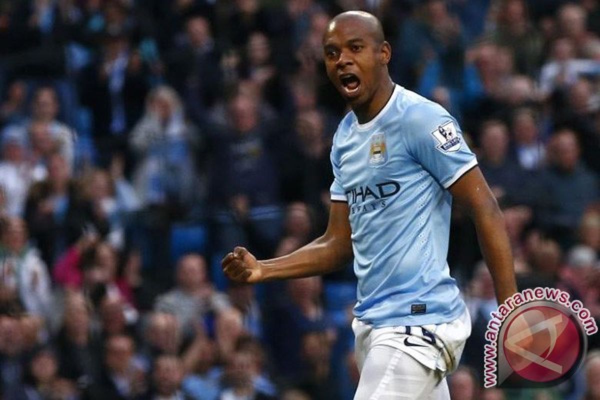 Pep Guardiola bela gelandang Fernandinho