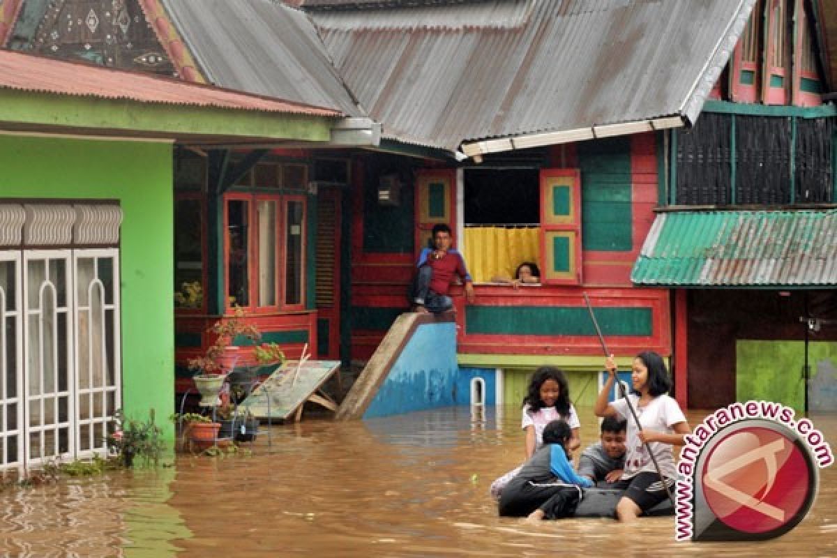 Tiga hari hujan, 11 kabupaten/kota di Sumbar dilanda banjir dan longsor