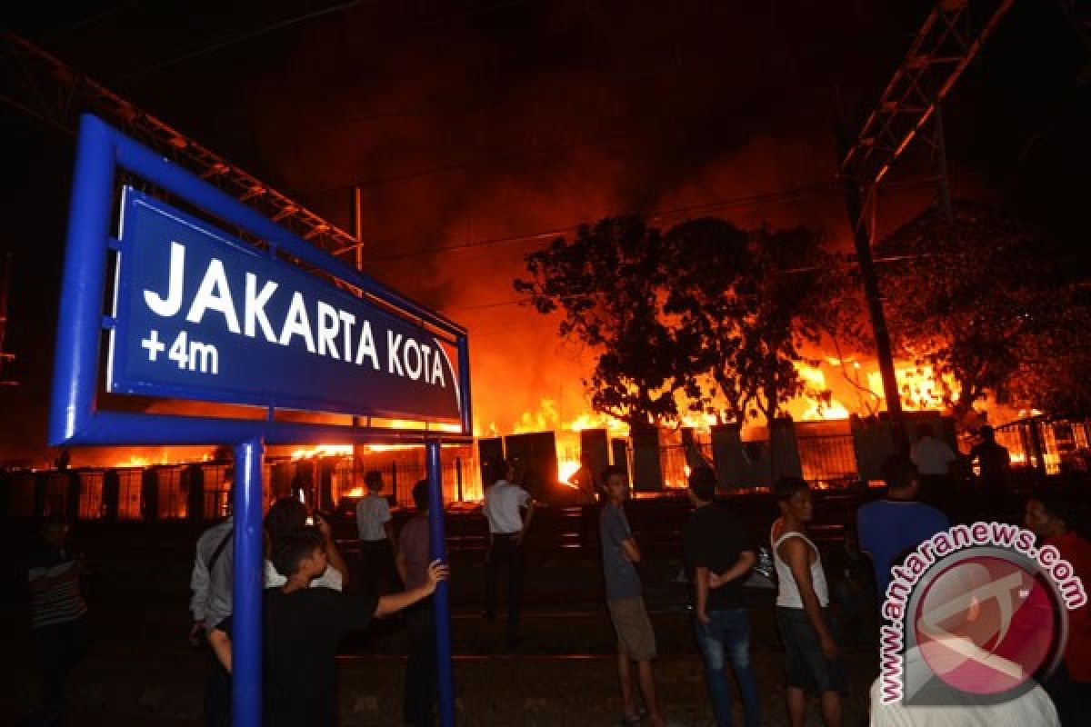 KRL Duri-Tangerang sempat dihentikan sementara karena kebakaran