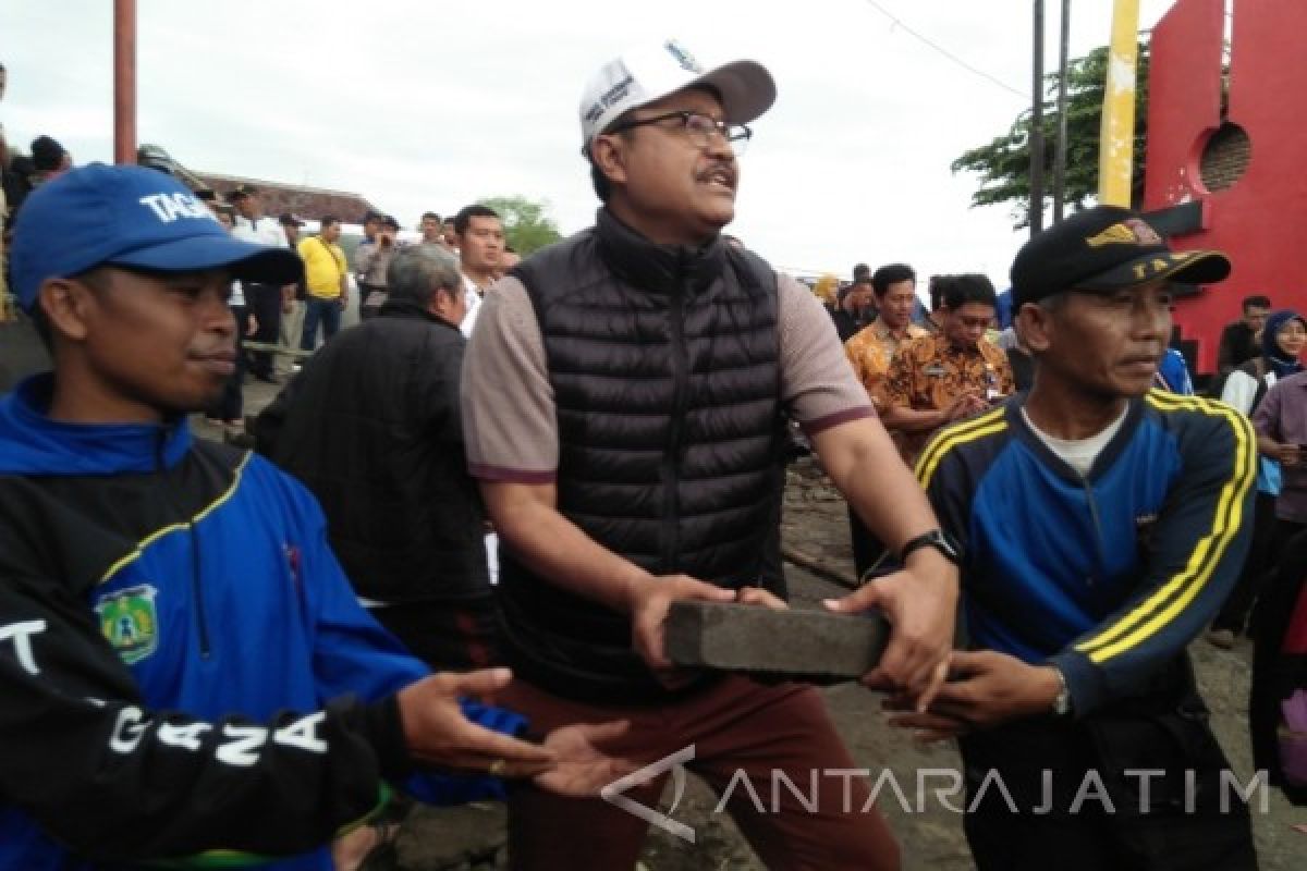 Gus Ipul Kerja Bakti di Dusun Terdampak Banjir Pasuruan (Video)