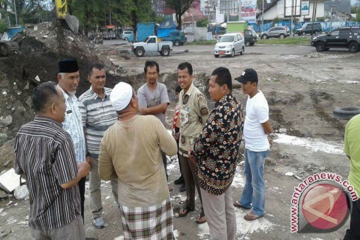 Masjid di Pantai Padang Identitas Wisata Halal