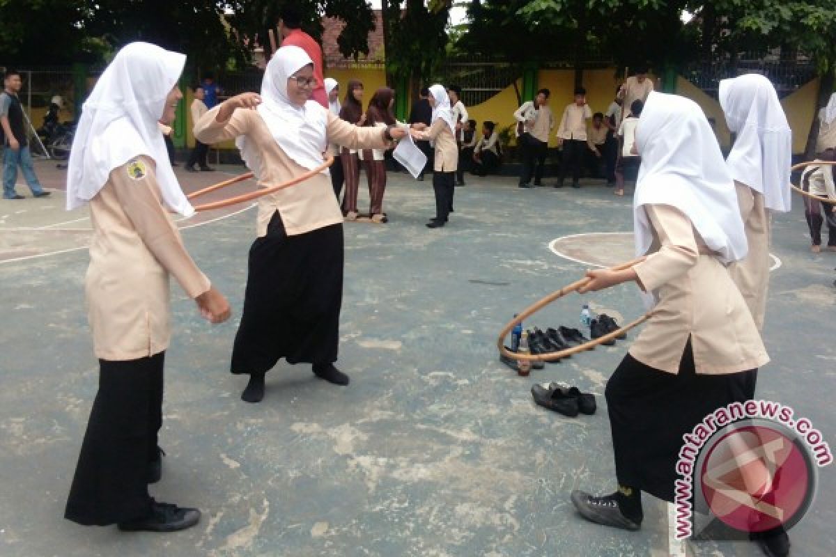 Guru-murid SMPN1 Jambi mainkan permainan tradisional 