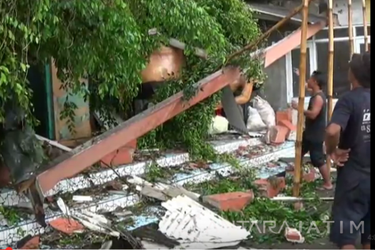  Rumah Warga di Blitar Rusak Diterjang Angin Kencang      