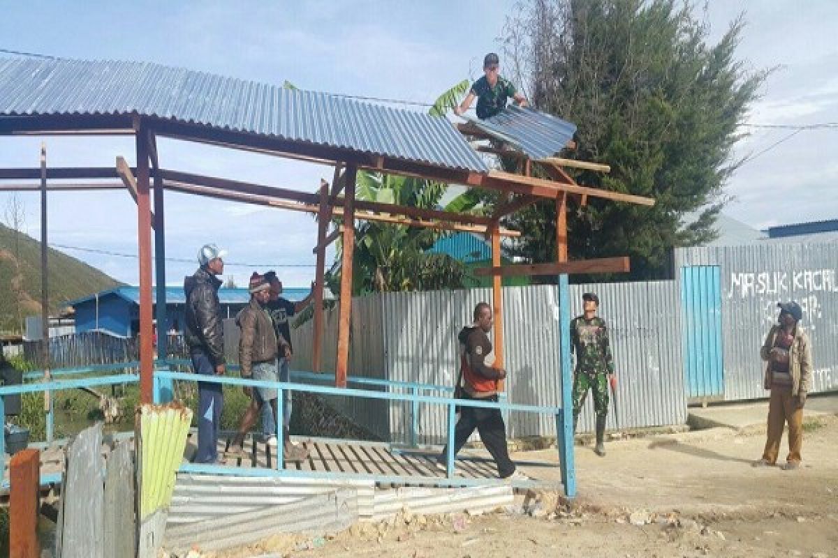 Koramil Enarotali perbaiki jembatan penghubung pasar Enarotali-Dupia