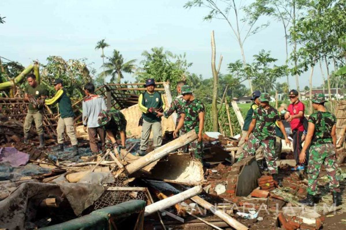 TNI-Polri Bantu Bersihkan Rumah Korban Puting Beliung di Jember (Video)
