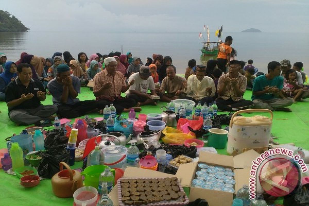 Warga Pantai Pulau Datok Doa Bersama