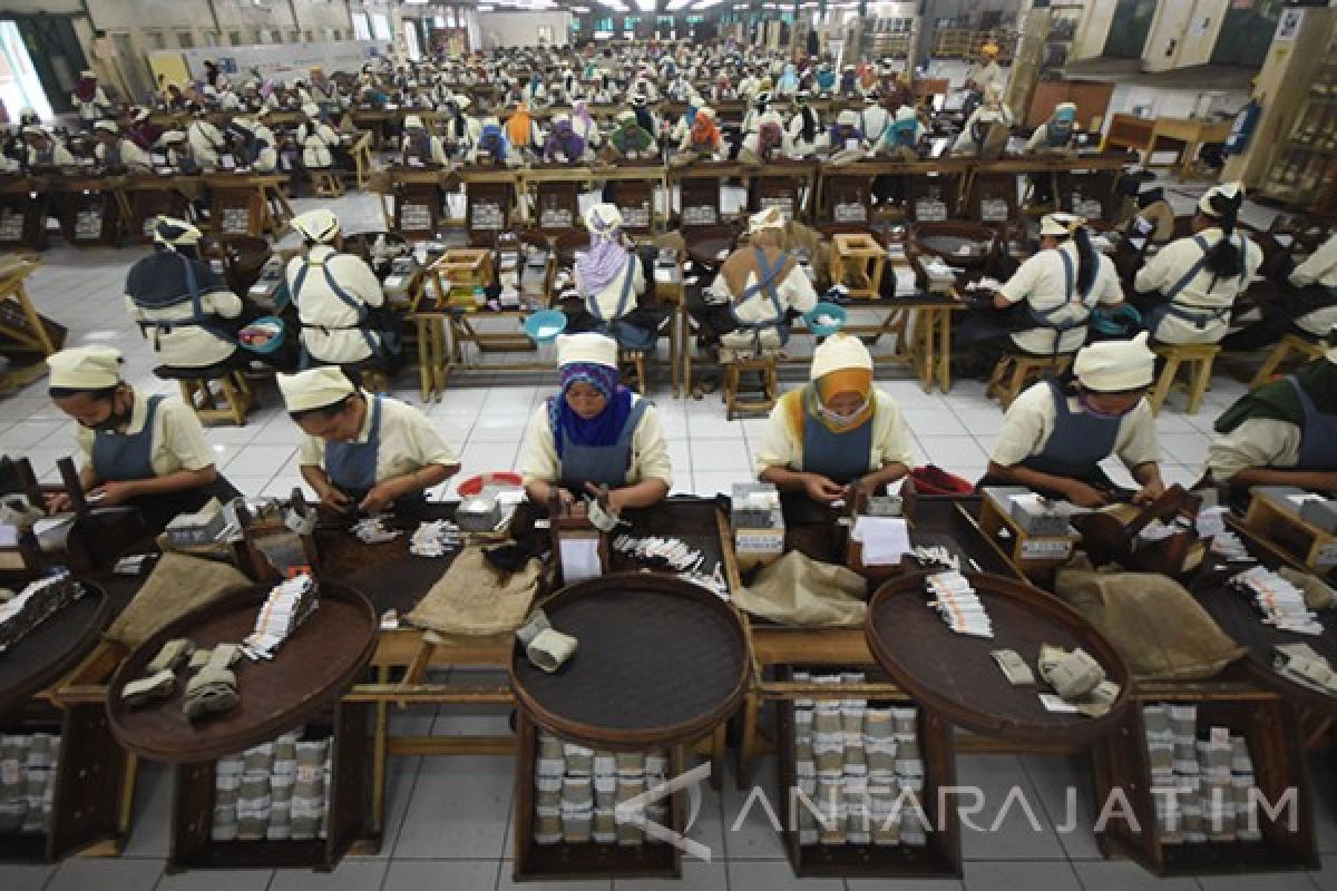 Soekarwo: Tunda Kenaikan Cukai Rokok