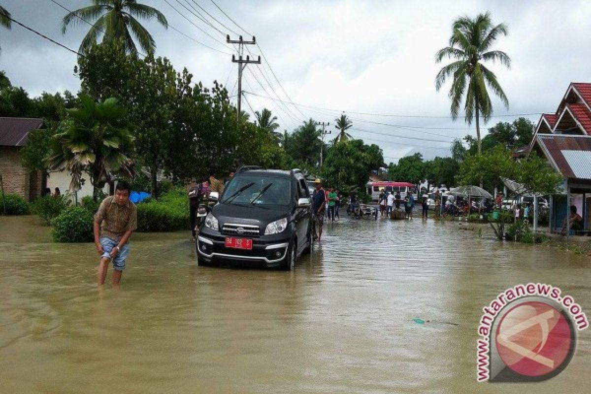 Kendaraan Masih Merayap Pasca Banjir Batang Saman Surut