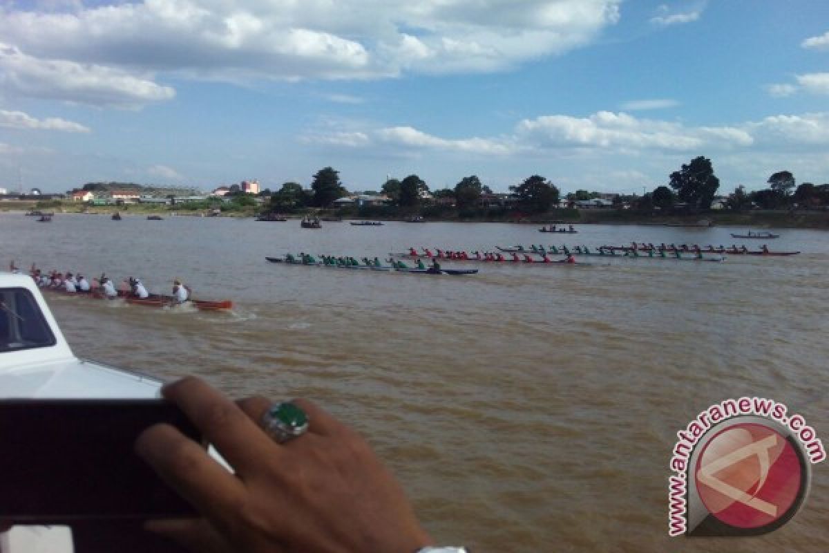 Gubernur lepas lomba pacu perahu