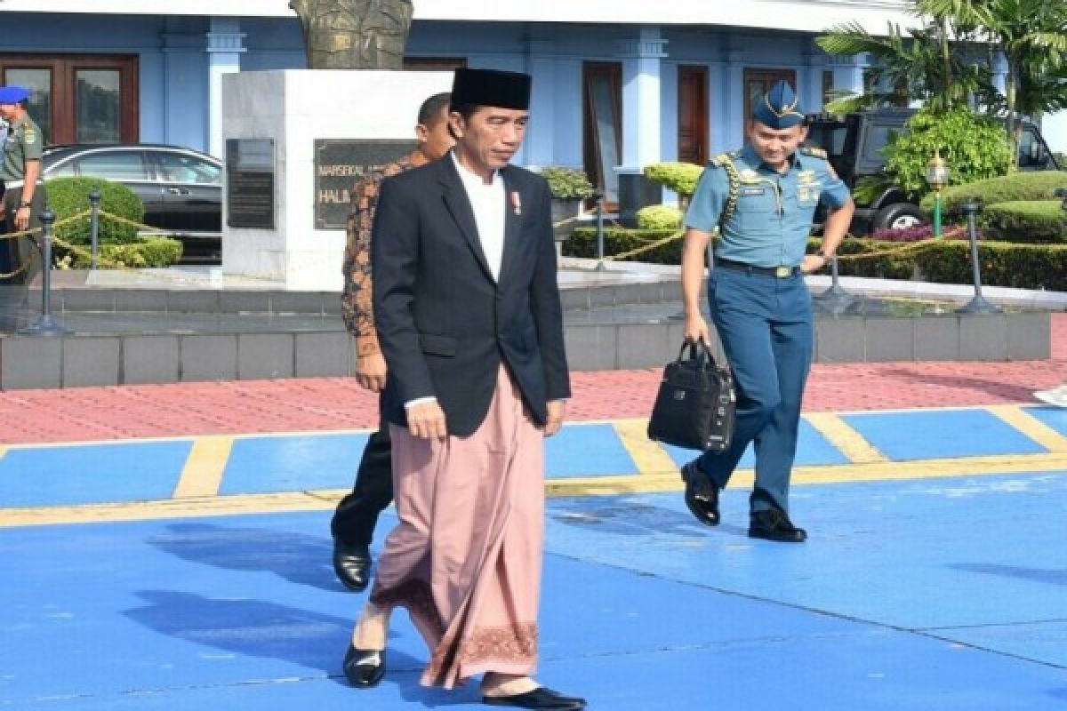 Jokowi blusukan ke Plaza Pekalongan beli sarung