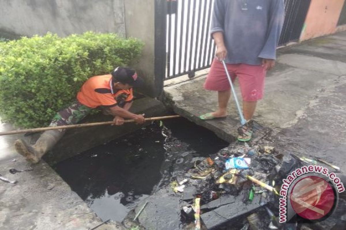 Antisipasi banjir warga gotong royong bersihkan parit  