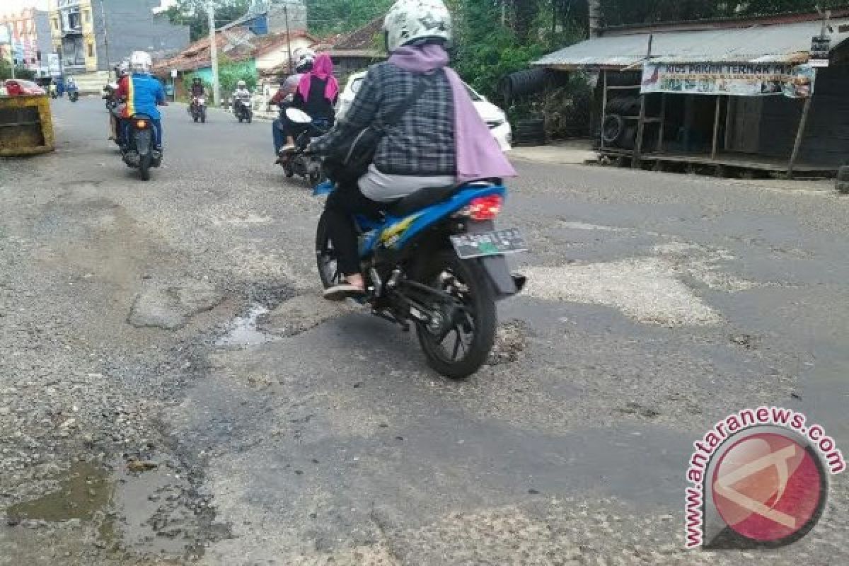 Jalan Depan Kanio Baturaja rusak parah