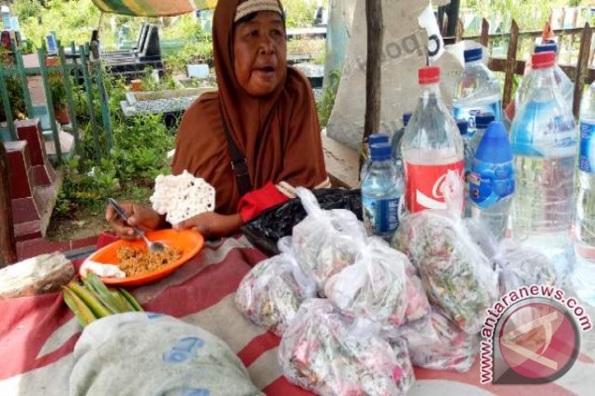 Berjualan bunga di makam penuhi kebutuhan hidup