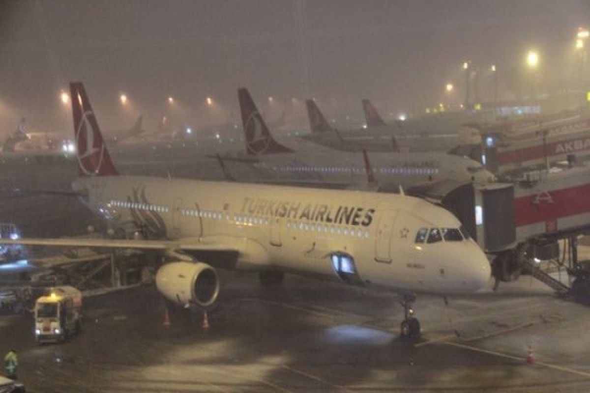 Badai salju ganggu lalulintas darat, air dan udara Istanbul