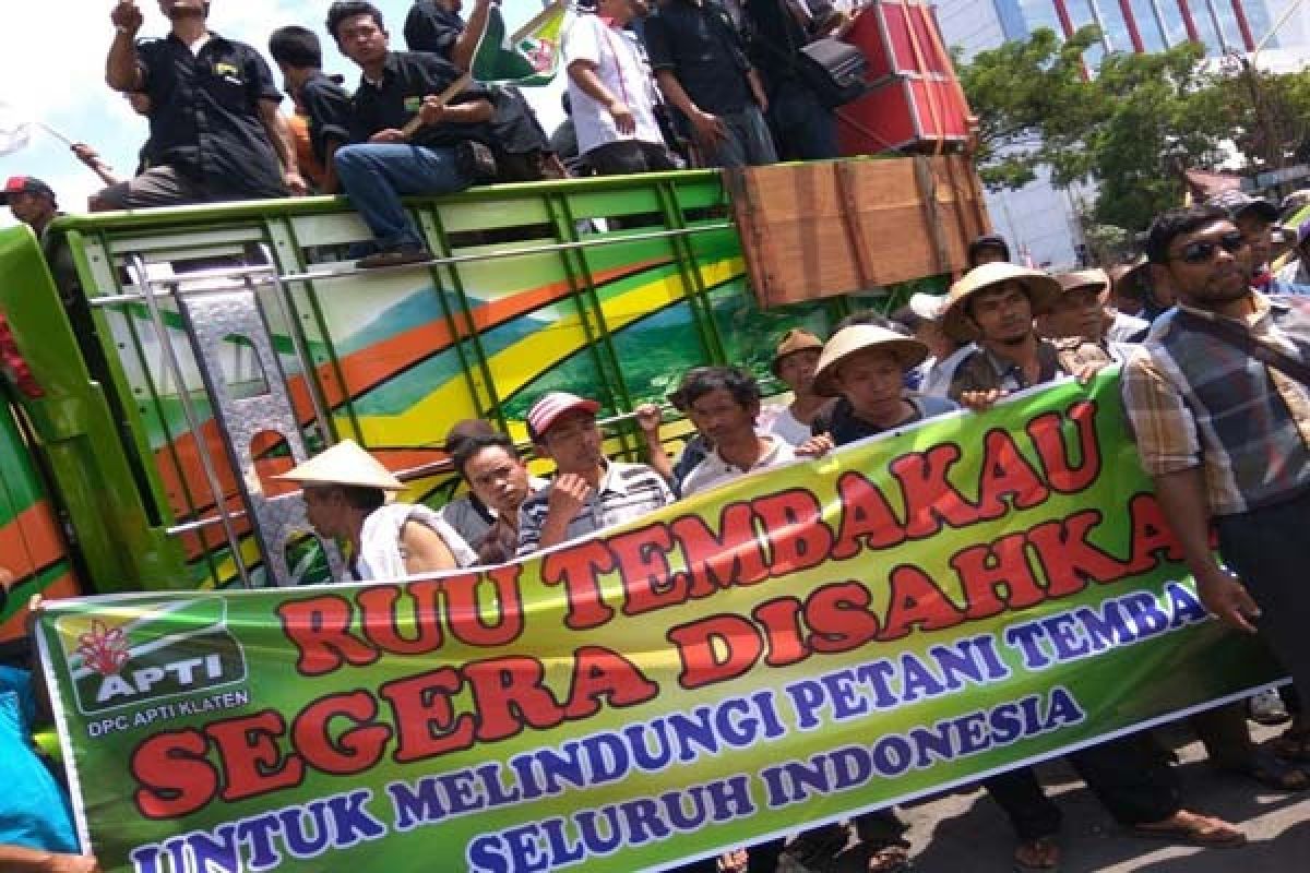 Demo di Kantor Gubernur, Petani Desak Pengesahan RUU Pertembakauan