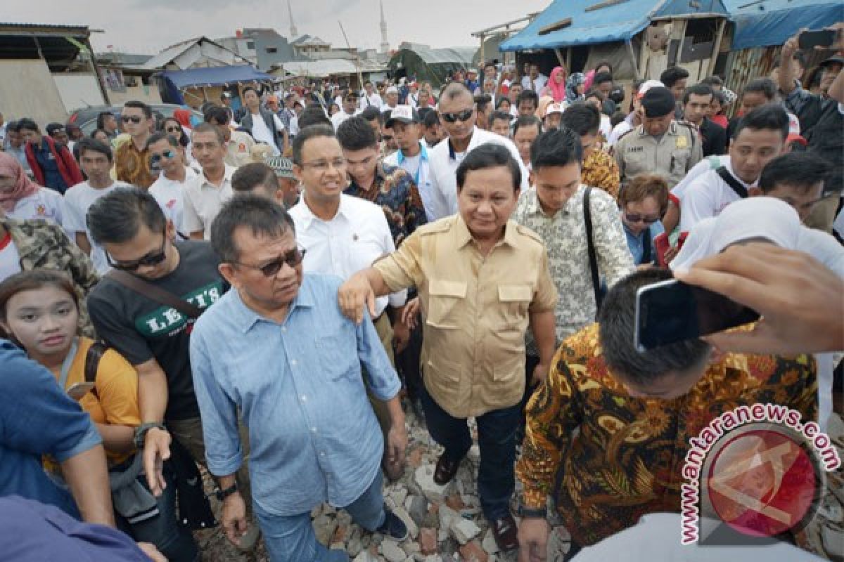 Prabowo kunjungi warga Luar Batang