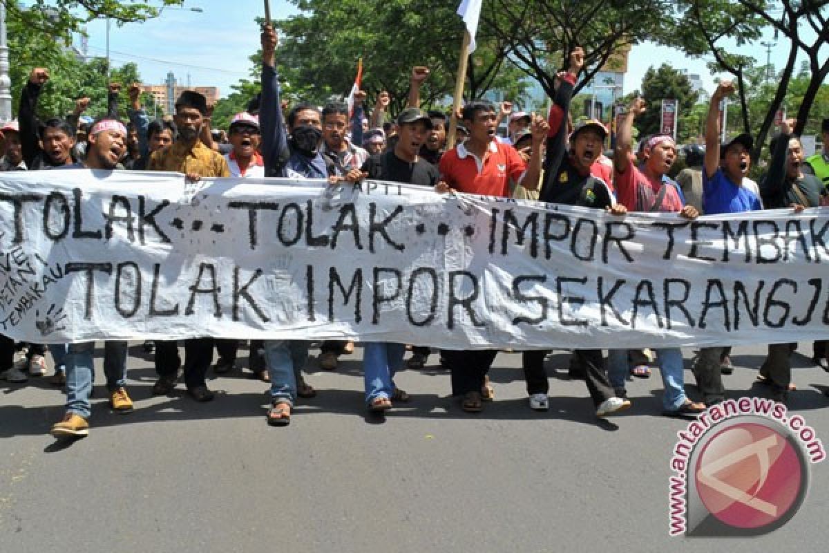 Ribuan petani tiba di Kantor Gubernur Jateng tolak impor tembakau