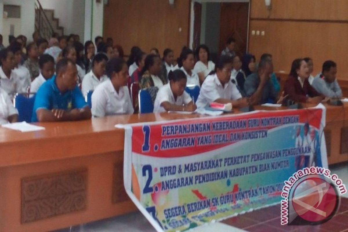 Ratusan guru kontrak diberhentikan sepihak demo di DPRD Biak Numfor 