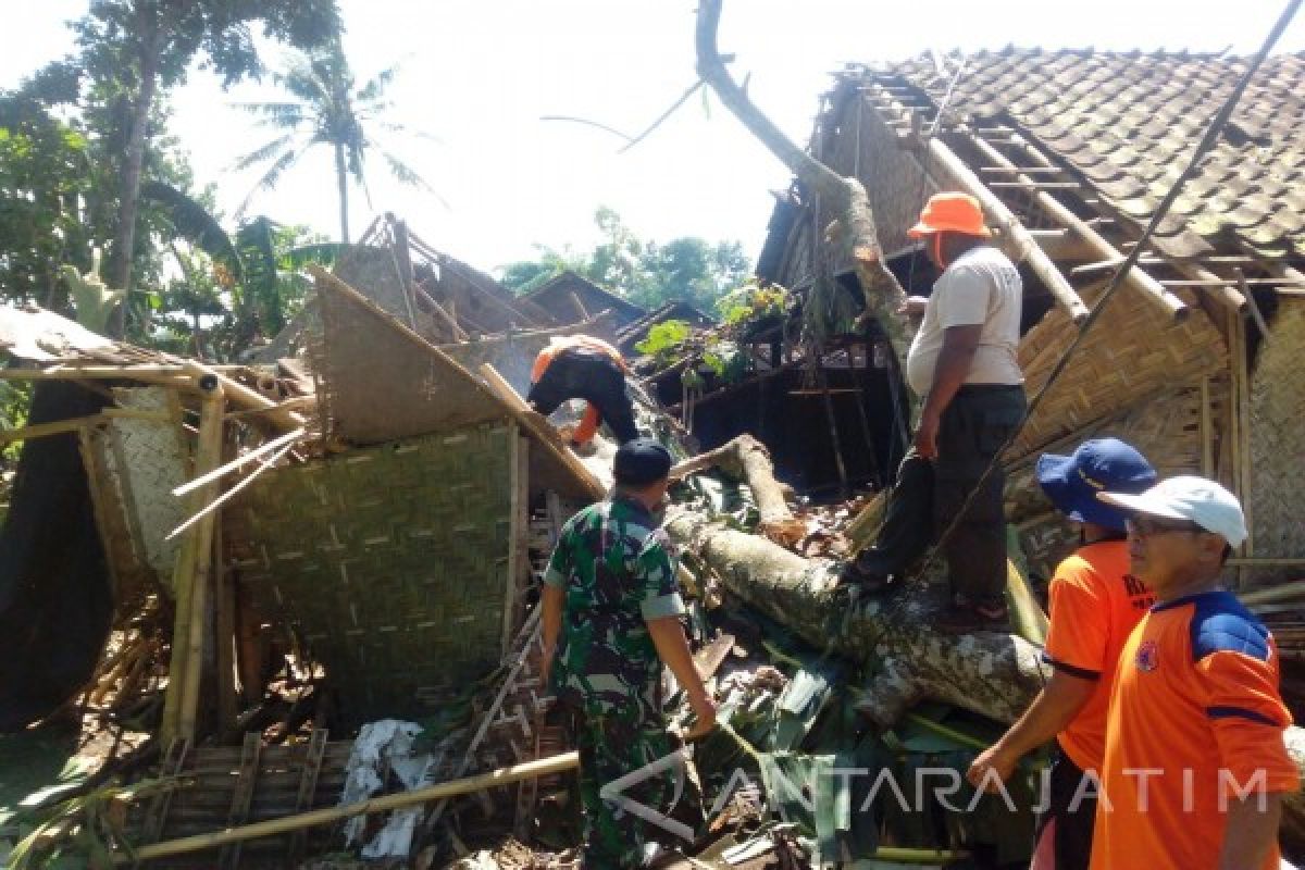 TNI Bantu Rehabilitasi Rumah Korban Puting Beliung di Jember
