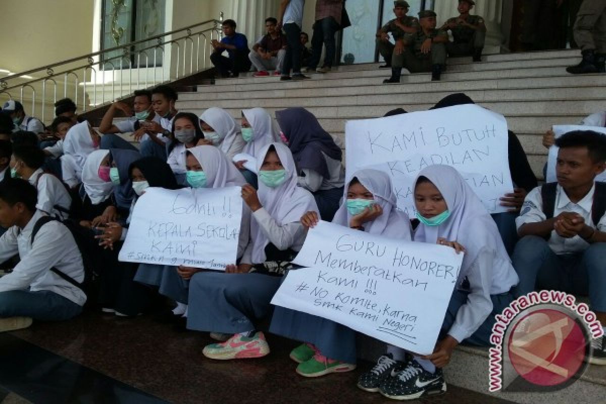 Pelajar demo tuntut Kepala Sekolah turun