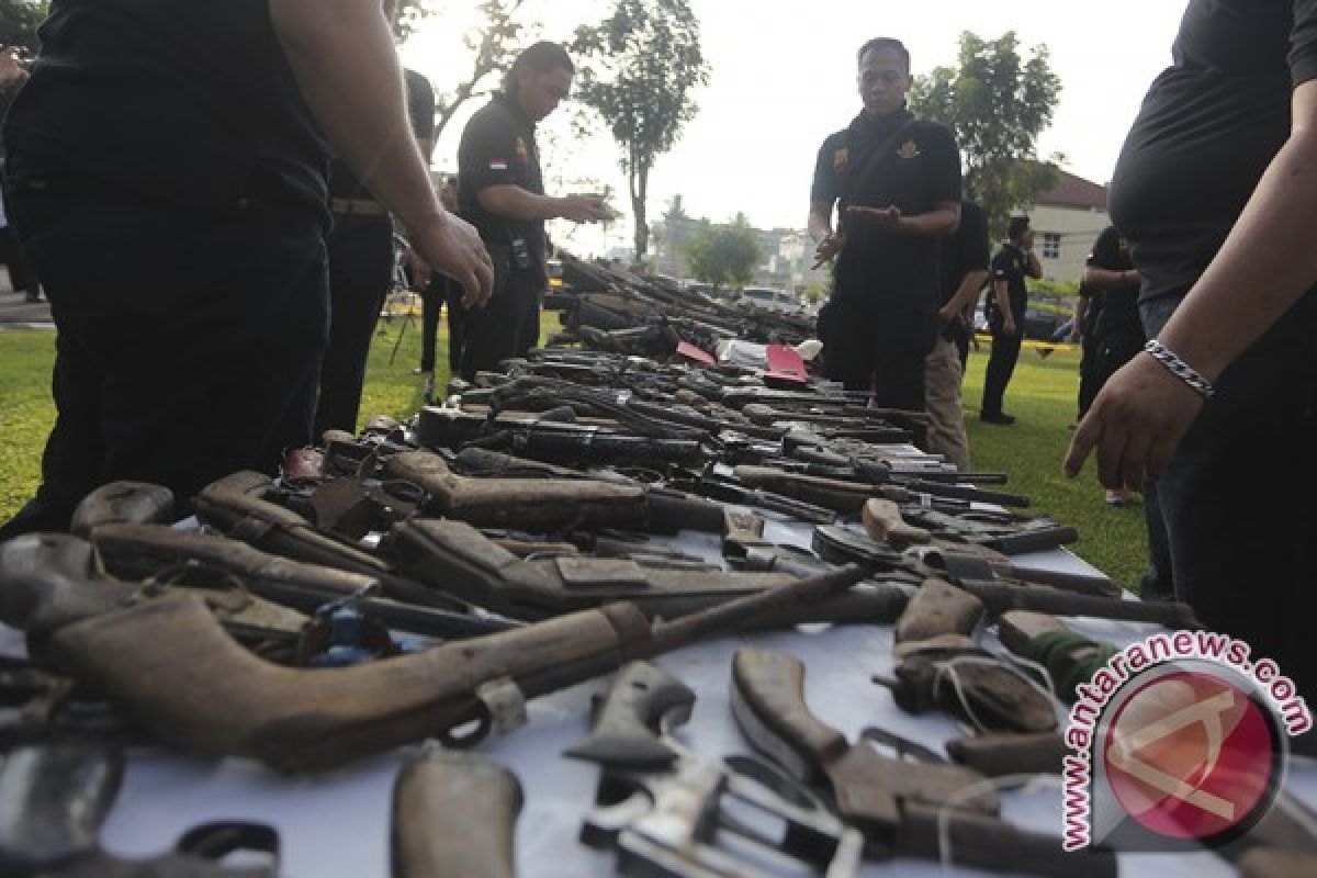 Warga Muratara serahkan dua senpi ke polisi 