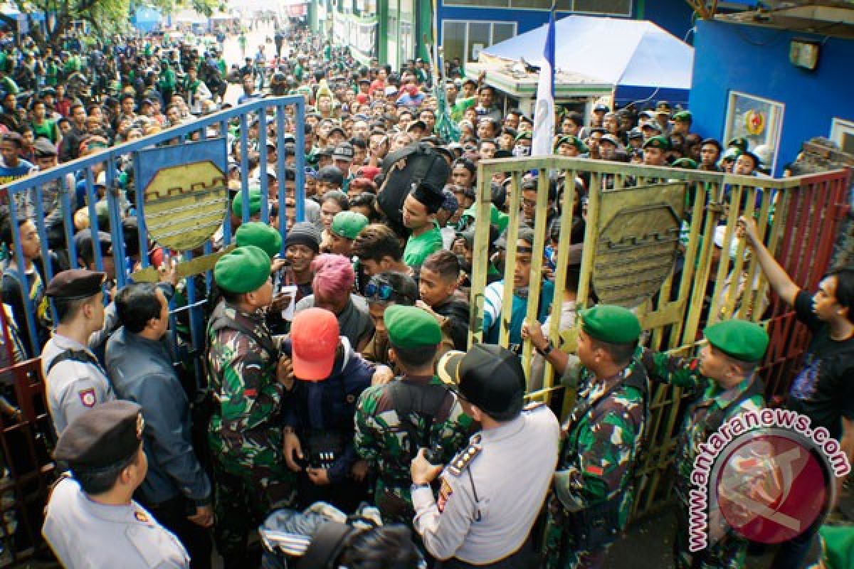 Pemulangan bonek dari Bandung berlangsung aman