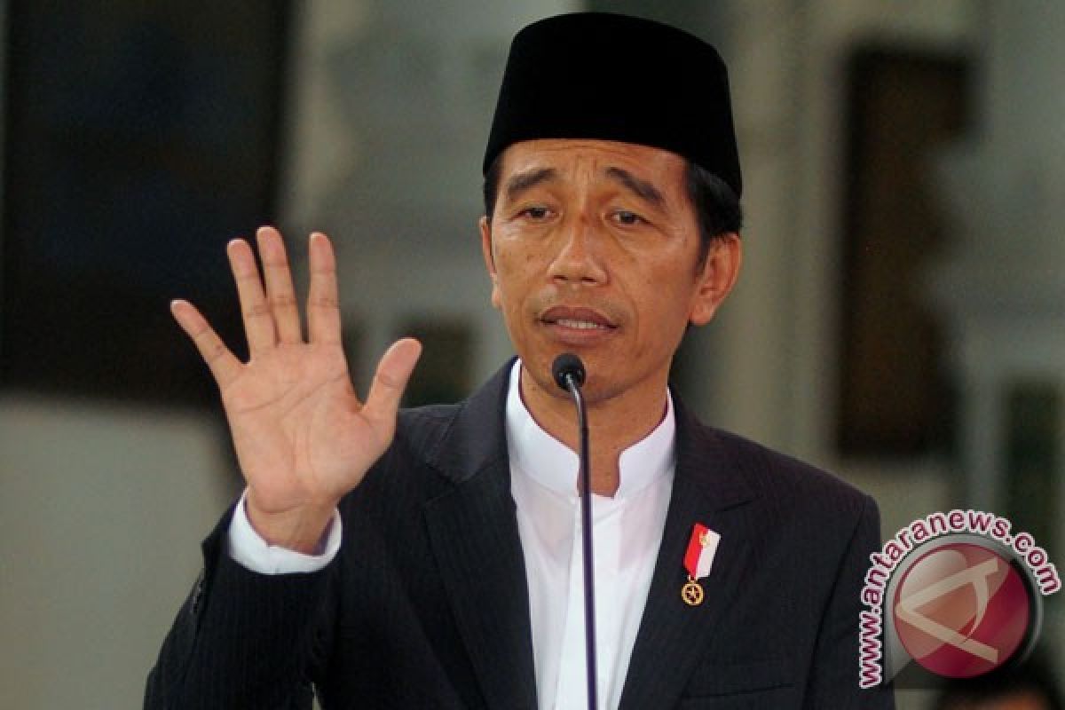 President Jokowi visits Kajen market in Pekalongan