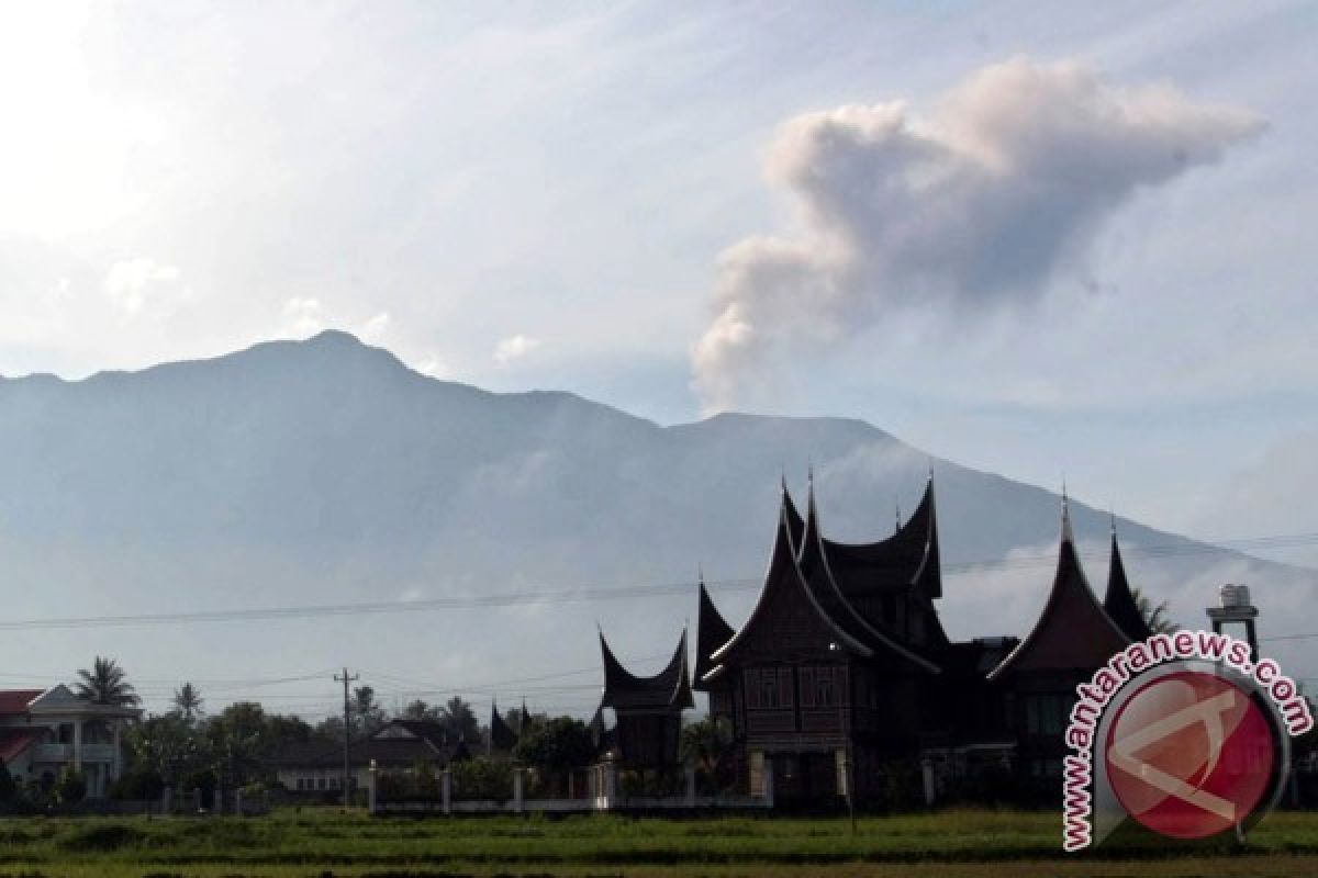 Mount Marapi of West Sumatra erupts