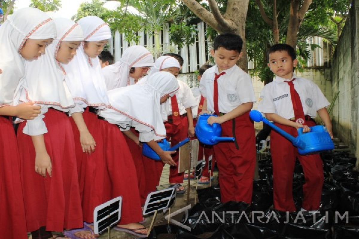 Siswa Sidoarjo Hijaukan Sekolah dengan Tanaman Obat