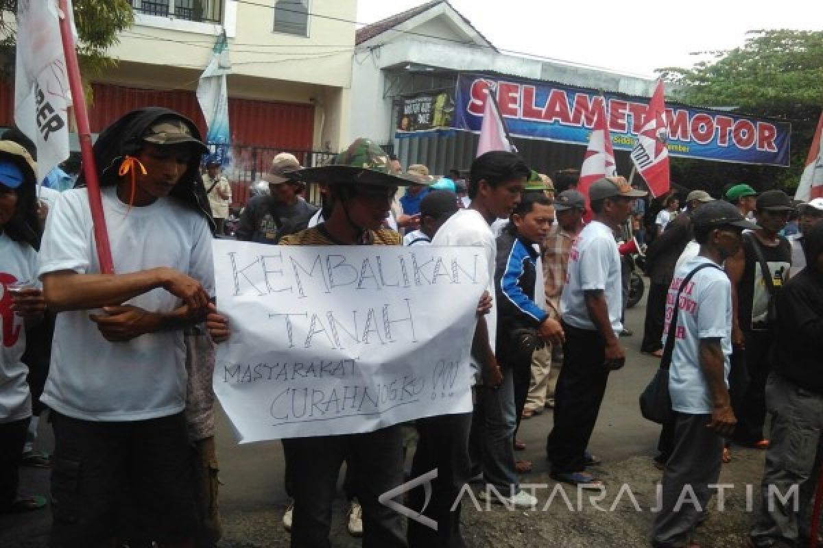 Ratusan Warga Desa Curahnongko Demo BPN Jember
