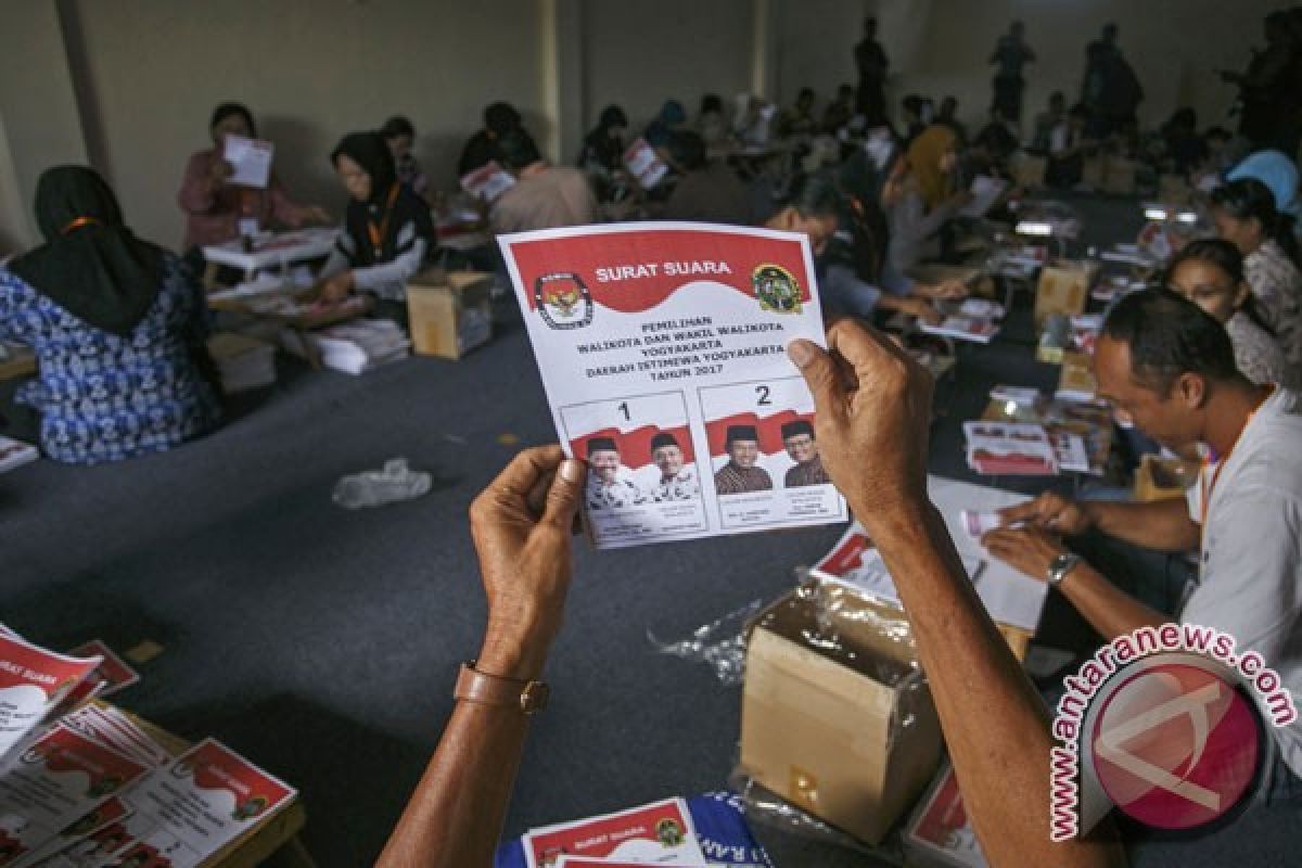 Petugas temukan surat suara bernoda tinta saat pelipatan