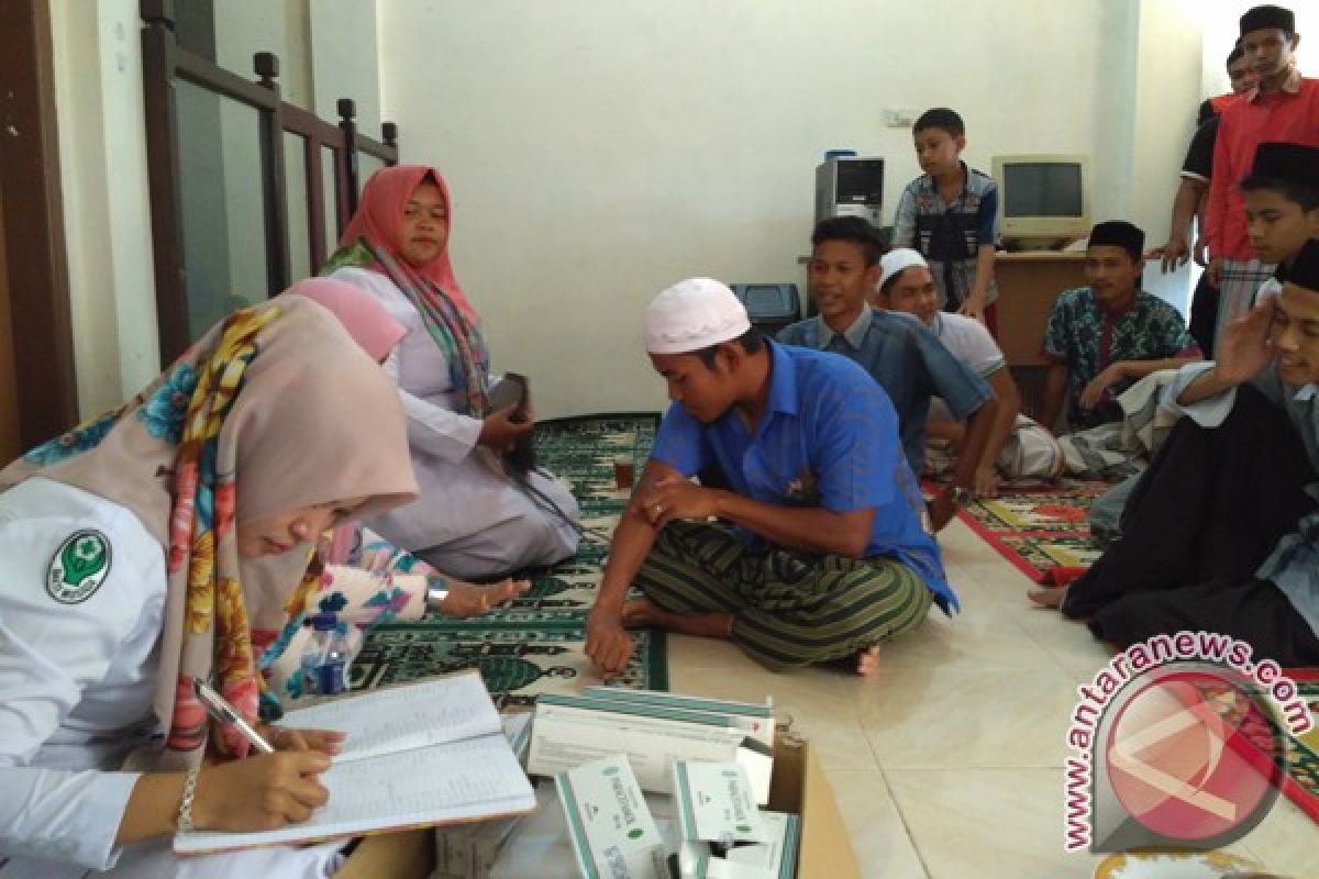Dinkes Aceh Barat obati kudis ratusan santri