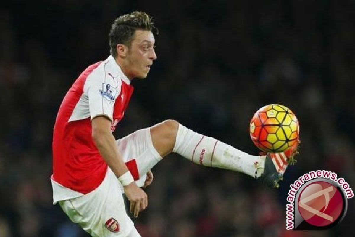 Ozil Akan Bertahan Di Arsenal Jika Wenger Juga Bertahan