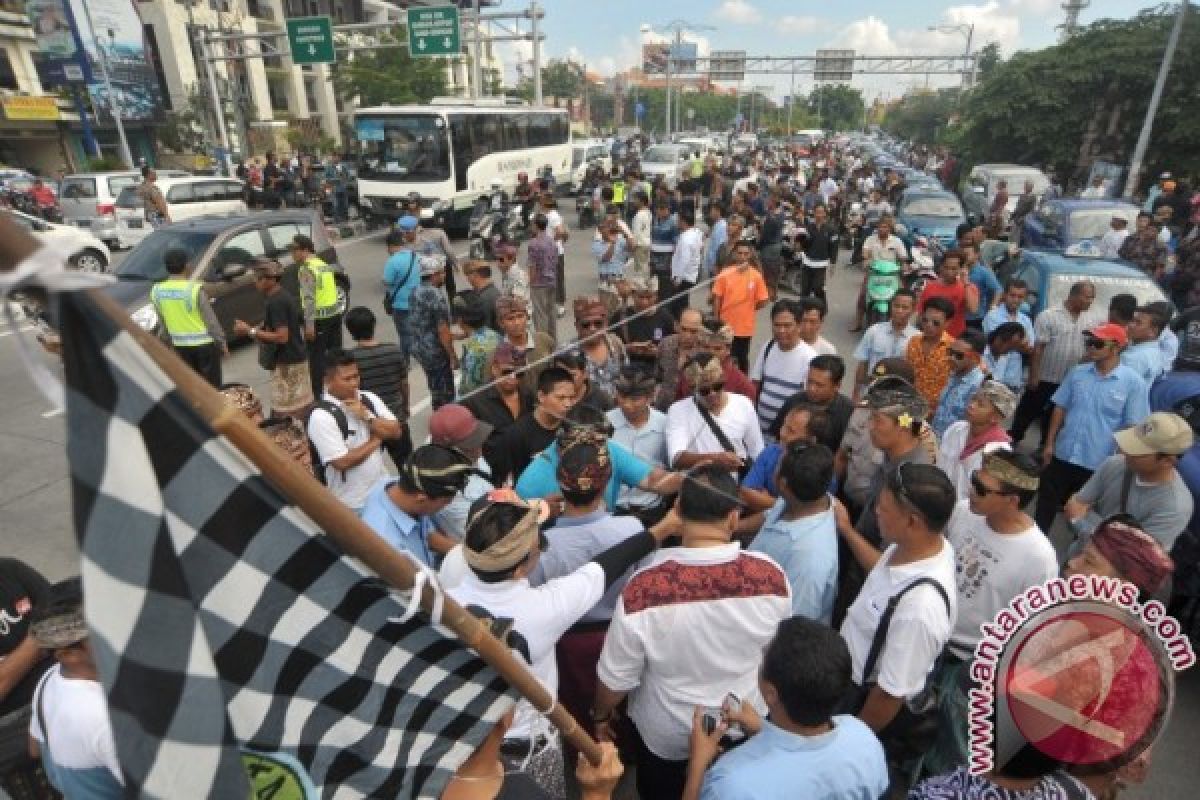 Polisi Kawal Demonstrasi Transportasi Lokal Di Bali