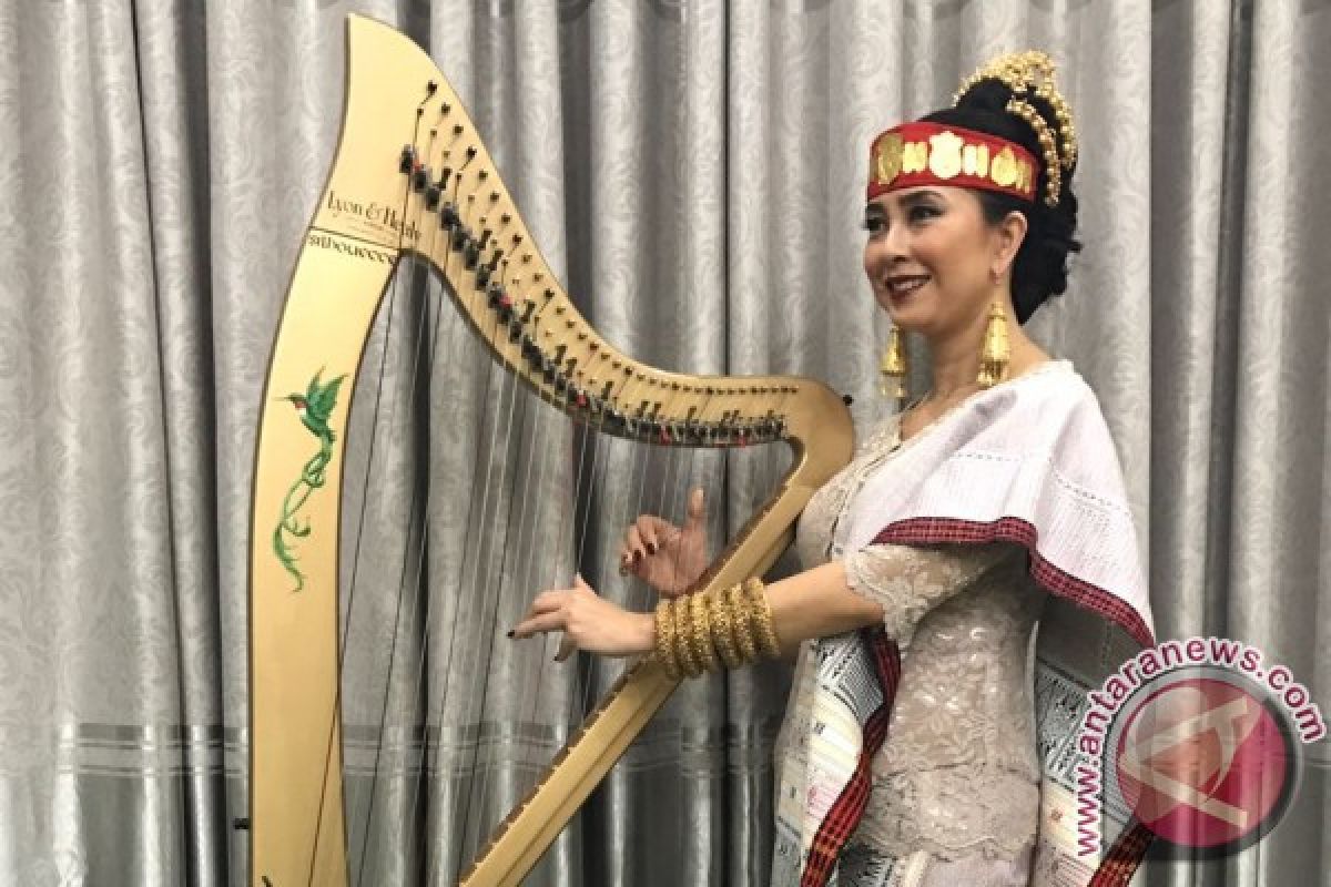 Maya Hasan, ulos Batak, dan O Tano Batak