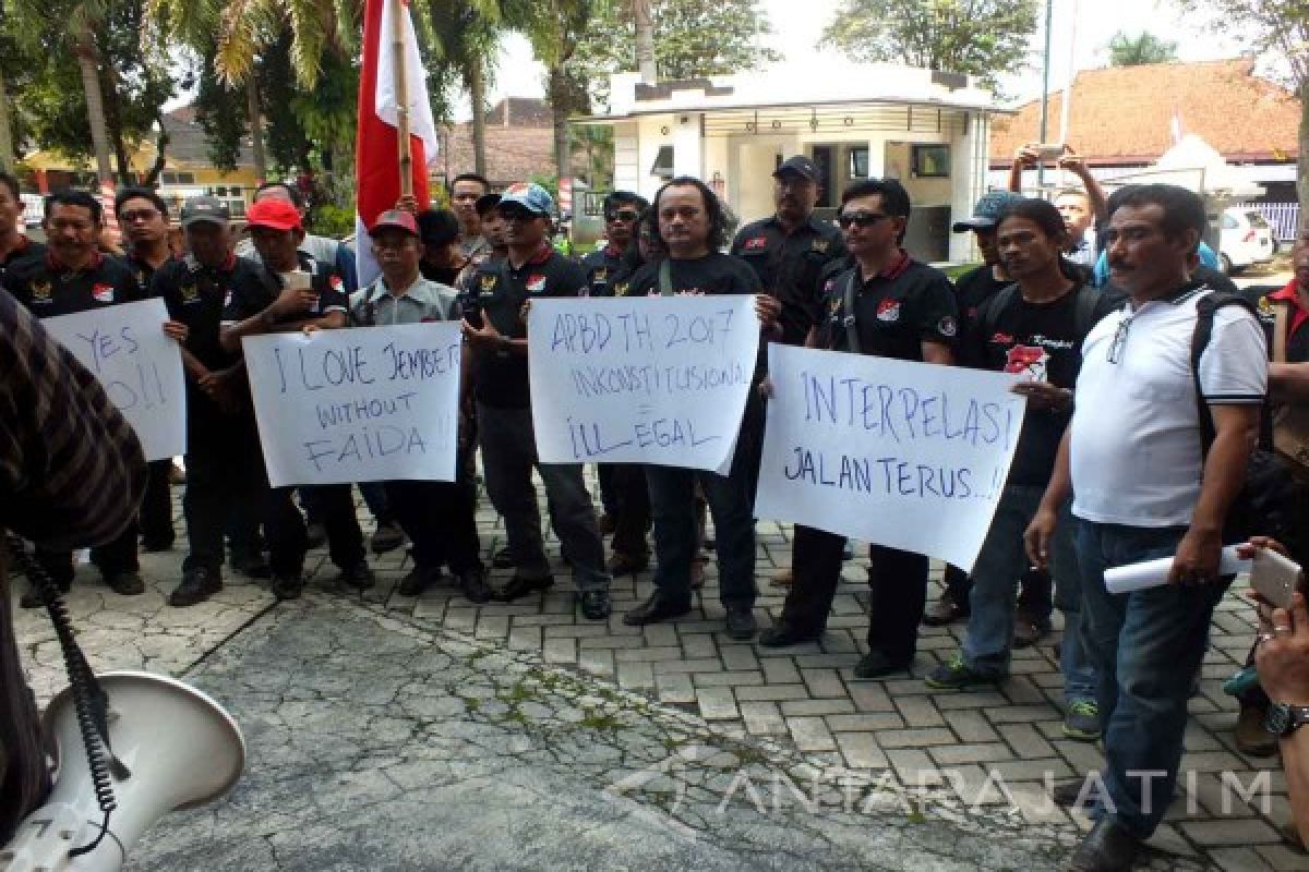 Aktivis LSM Demo Dukung Interpelasi yang diajukan DPRD Jember