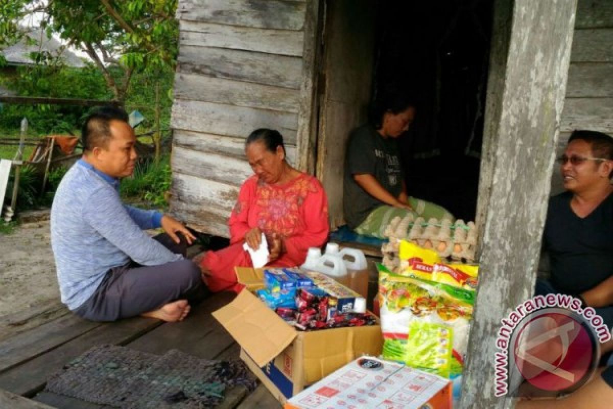  Wakil Bupati Tanah Bumbu Perhatikan Warga Miskin