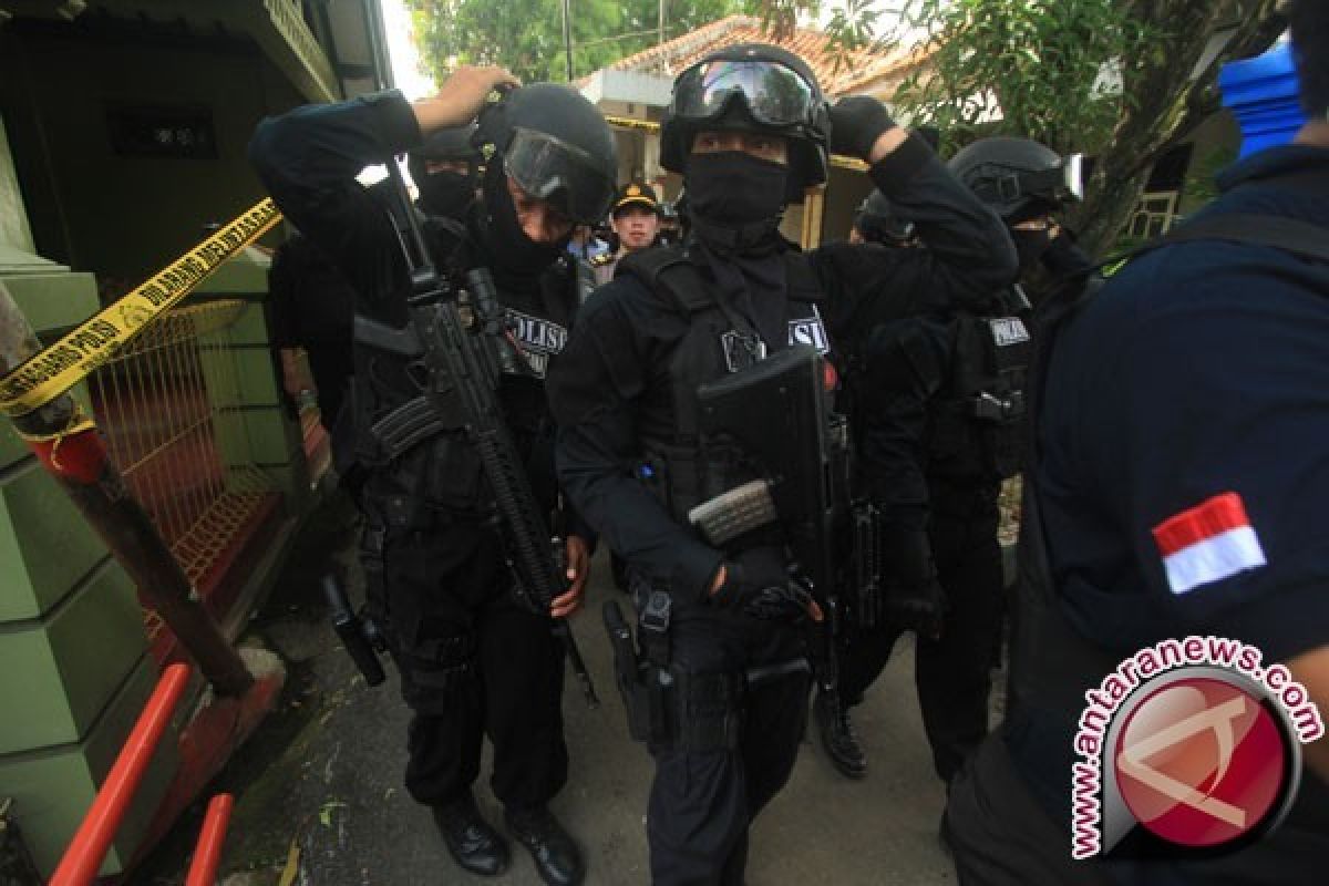 Densus geledah rumah terduga pendana teroris di Pekanbaru