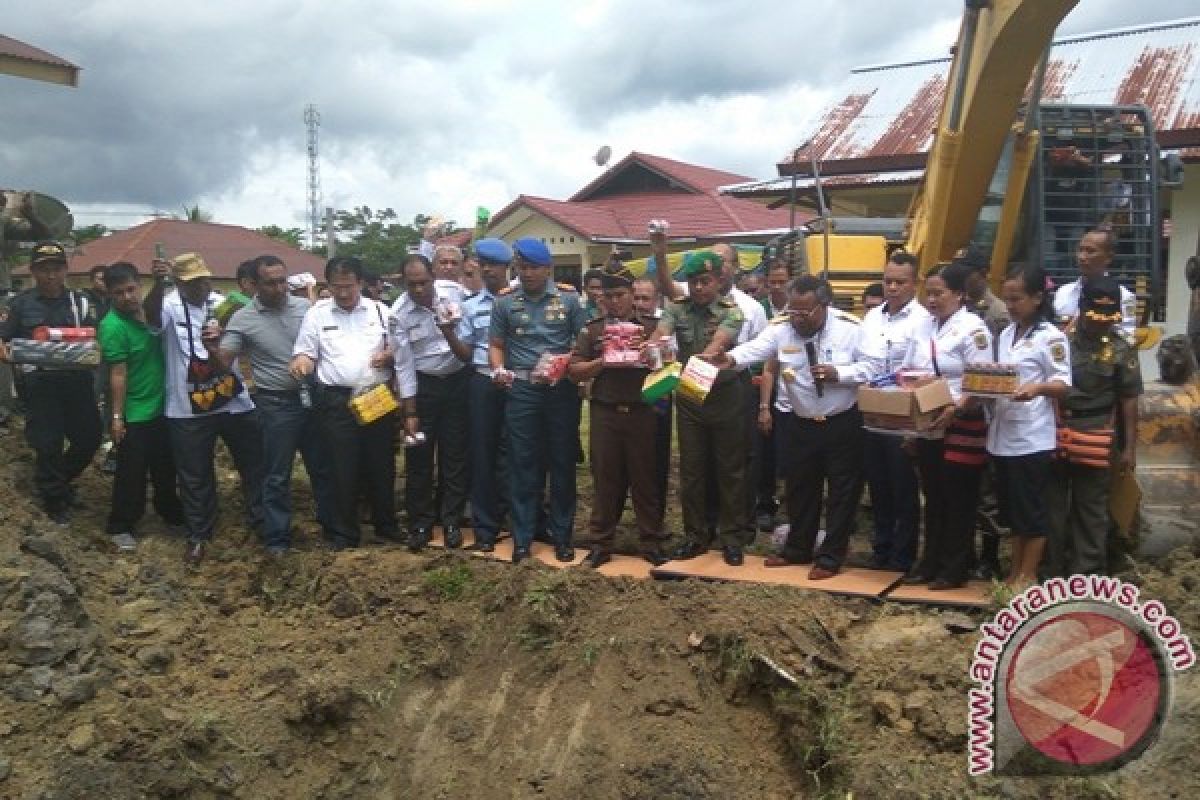 Forkopimda Mimika musnahkan barang kedaluwarsa 