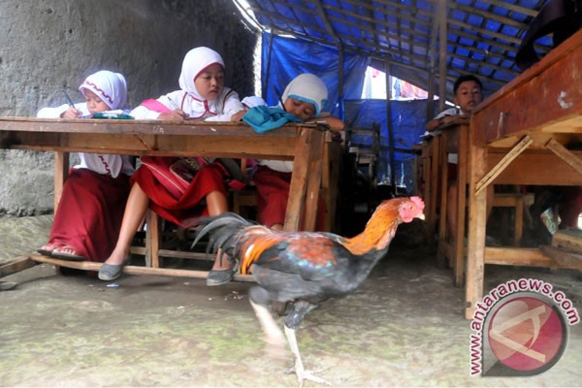 Sekolah disegel ahli waris pemilik lahan, siswa SD ini belajar di pekarangan