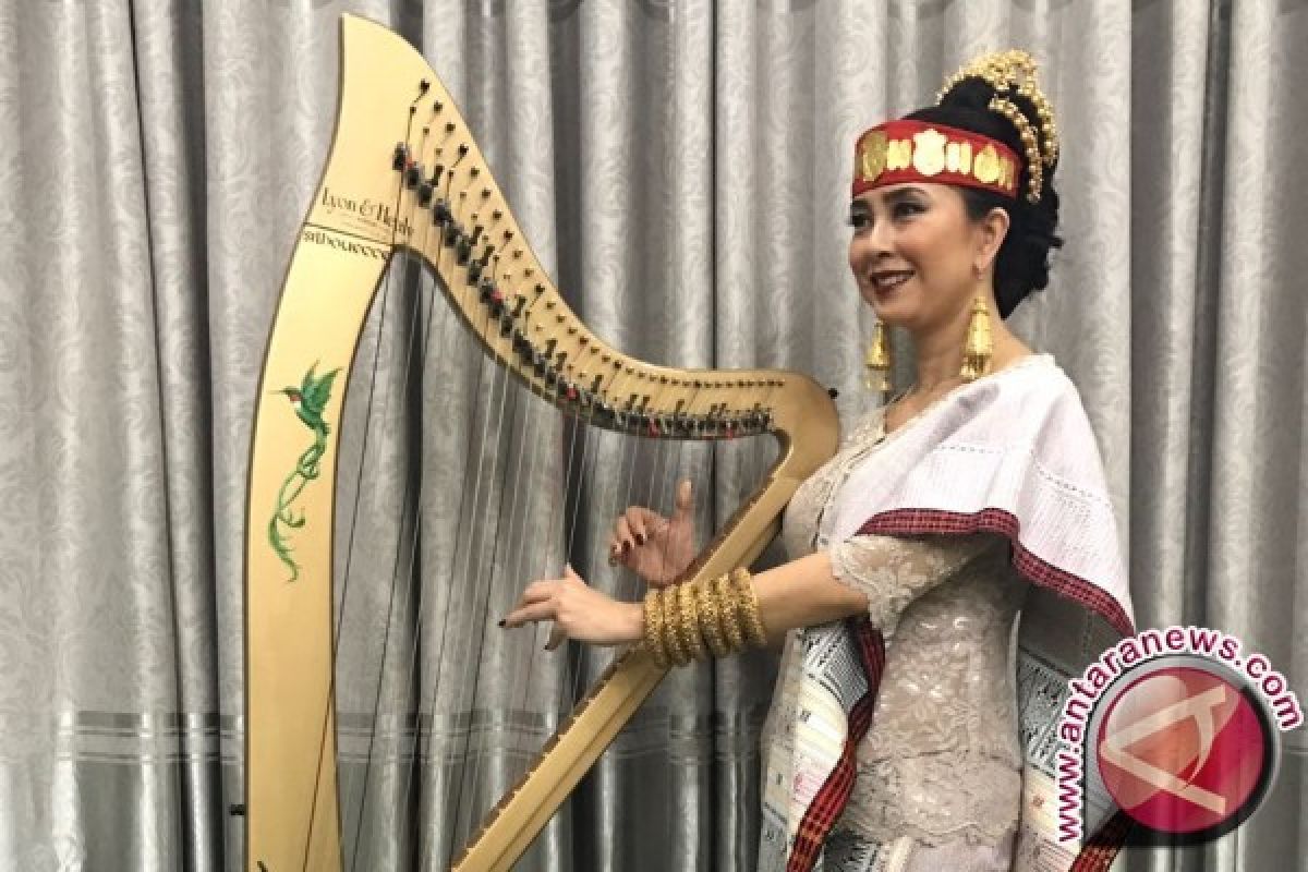 Maya Hasan, ulos Batak, dan O Tano Batak